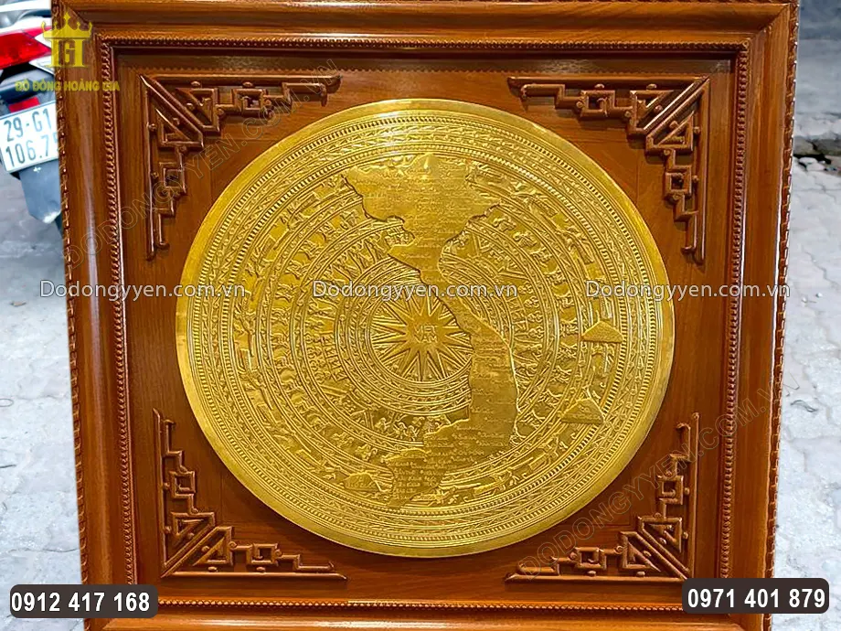 Ng&ocirc;i sao ở ch&iacute;nh giữa chạm khắc hai chữ Việt Nam